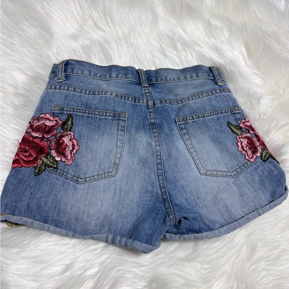 ⬇️$30 Jella C high waist embroidered jean shorts size S - Picture 2 of 3